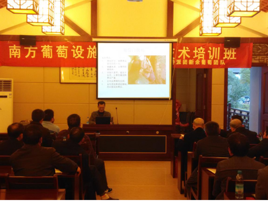 英国上市公司365理学院涂海华副教授在为学员们授课